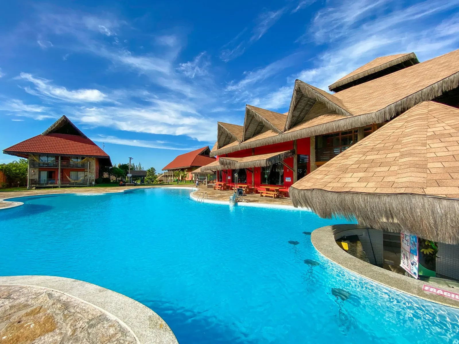 Piscina com bangalôs