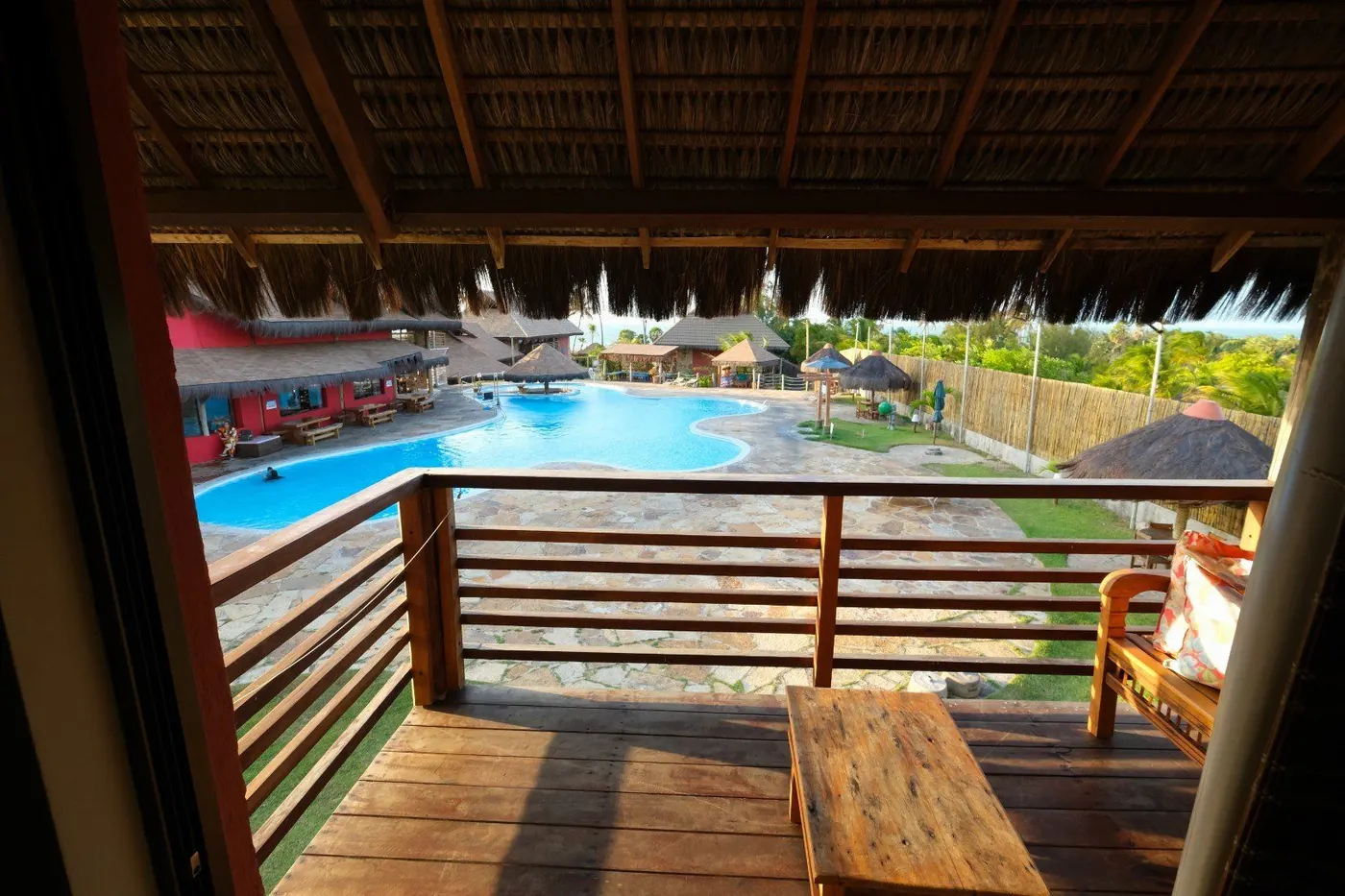Varanda com vista para a piscina